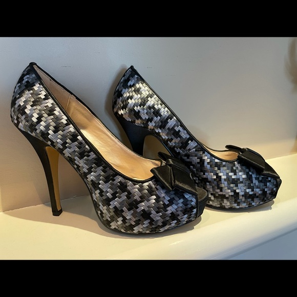 4.5 inch heals - size 8 - Picture 2 of 4
